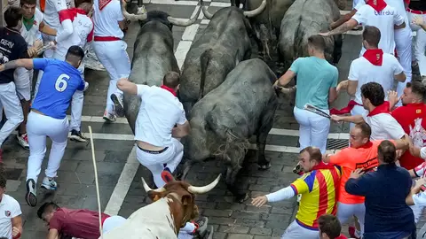 Los toros de la ganadería de José Escolar Gil a su paso por la callle Estafeta durante el quinto encierro de los Sanfermines 2026 con este sábado en Pamplona. Los toros de la ganadería de José Escolar Gil a su paso por la callle Estafeta durante el quinto encierro de los Sanfermines 2026 con este sábado en Pamplona.