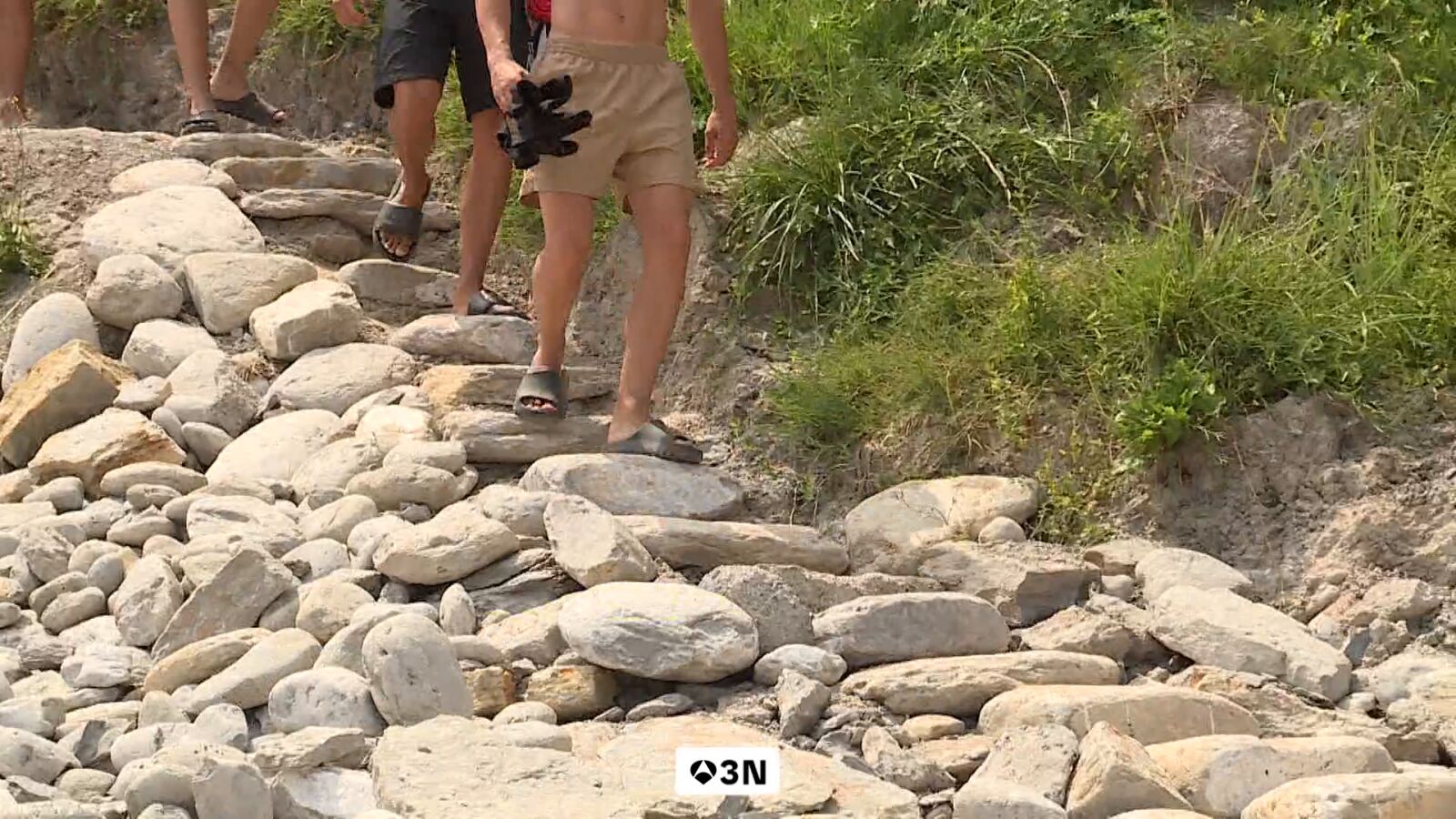 El enigma de la playa de Langre: aparecen unas escaleras y nadie sabe quién las hizo