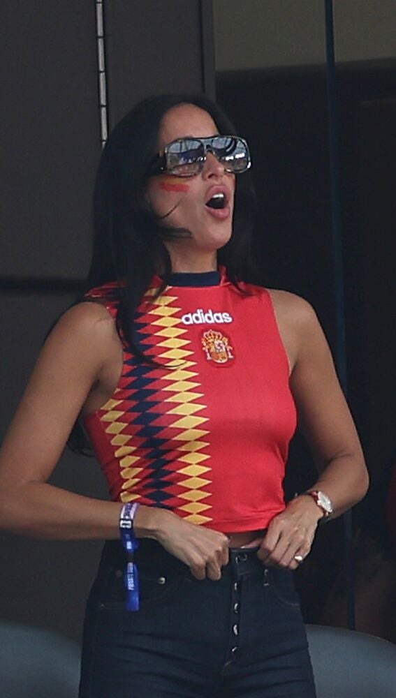 Ines de Ramon viendo el partido de España contra Bélgica en el Mundial 2026