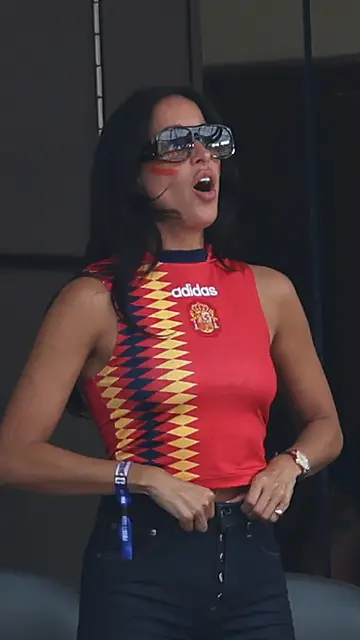 Ines de Ramon viendo el partido de España contra Bélgica en el Mundial 2026 Ines de Ramon viendo el partido de España contra Bélgica en el Mundial 2026