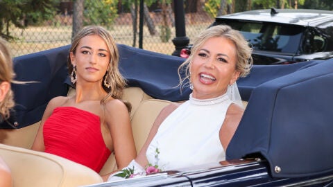 Patricia Cerezo llegando a su boda acompañada por su hija