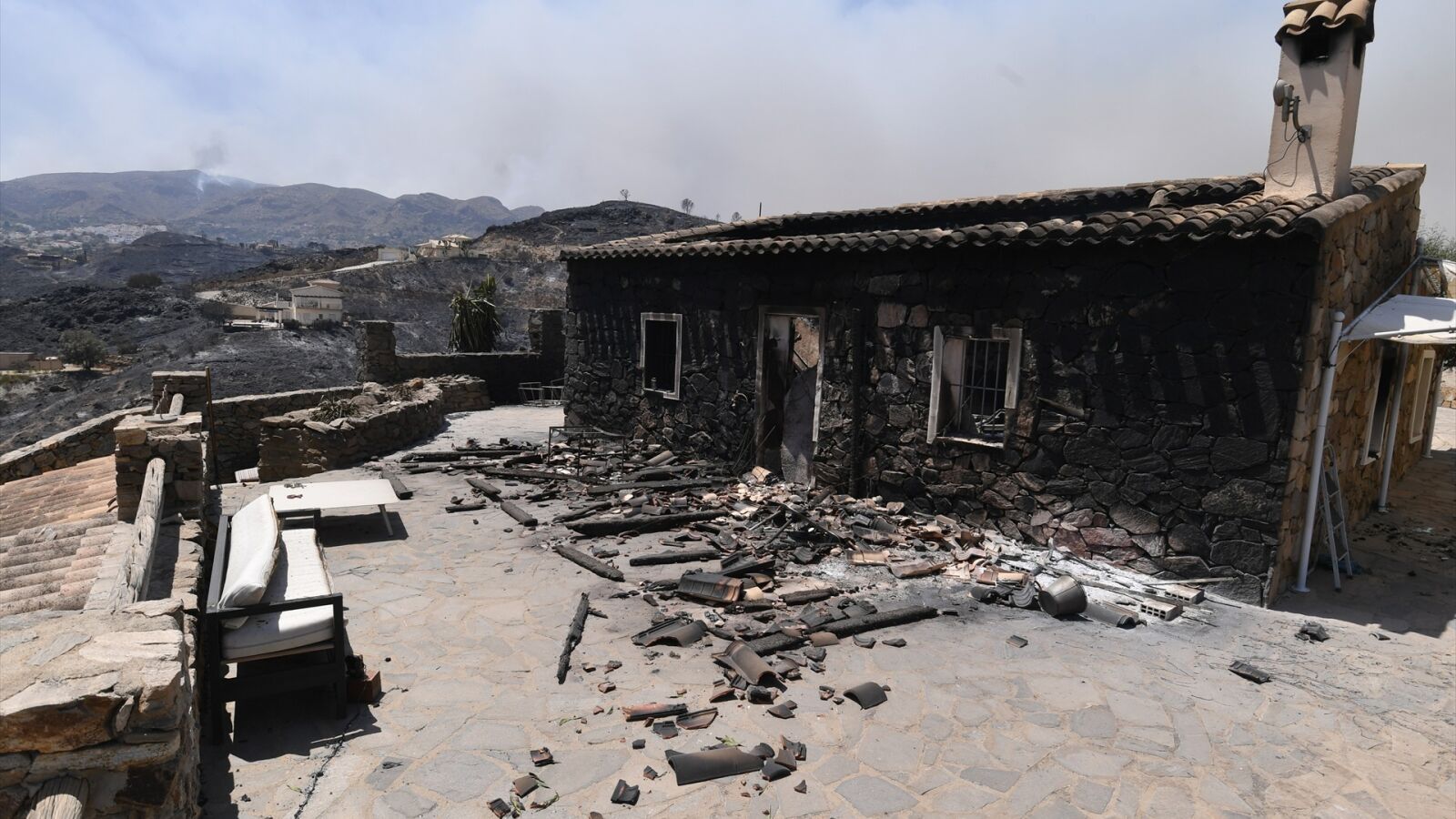 El incendio forestal de Almería obliga a evacuar a 1.448 personas