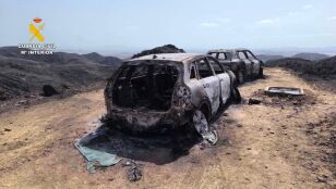 Imagen de un coche calcinado en el incendio forestal de Los Gallardos.