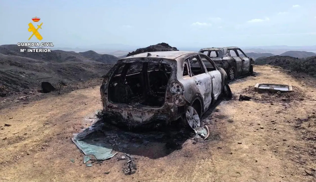 Imagen de un coche calcinado en el incendio forestal de Los Gallardos.