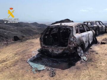 Imagen de un coche calcinado en el incendio forestal de Los Gallardos.