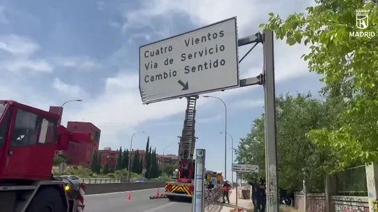 Retenciones de varios kilómetros en la A-5 tras chocar un camión contra un panel luminoso Retenciones de varios kilómetros en la A-5 tras chocar un camión contra un panel luminoso