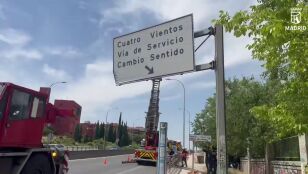 Retenciones de varios kil&oacute;metros en la A-5 tras chocar un cami&oacute;n contra un panel luminoso