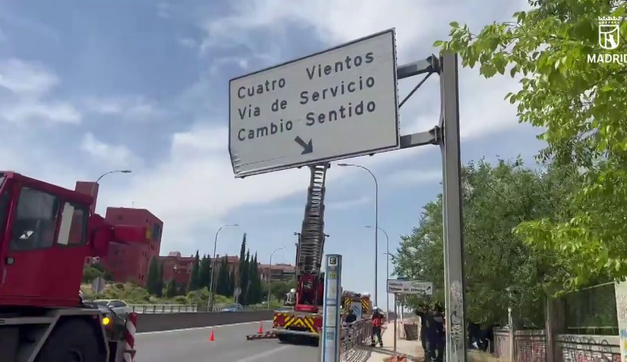 Retenciones de varios kil&oacute;metros en la A-5 tras chocar un cami&oacute;n contra un panel luminoso