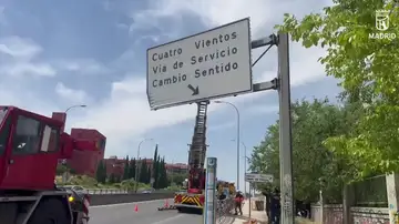 Retenciones de varios kilómetros en la A-5 tras chocar un camión contra un panel luminoso Retenciones de varios kilómetros en la A-5 tras chocar un camión contra un panel luminoso