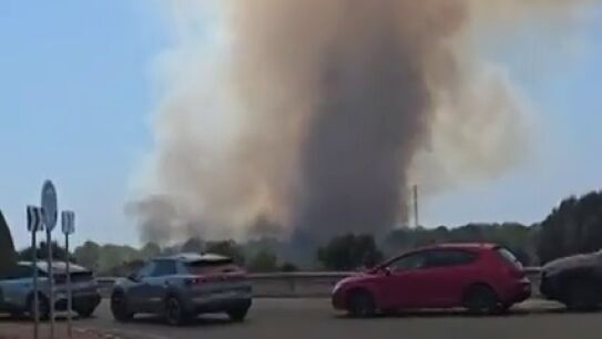 M&aacute;s de un millar de vecinos confinados por un incendio forestal en Mont-roig del Camp (Tarragona)