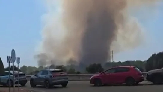Más de un millar de vecinos confinados por un incendio forestal en Mont-roig del Camp (Tarragona) Más de un millar de vecinos confinados por un incendio forestal en Mont-roig del Camp (Tarragona)