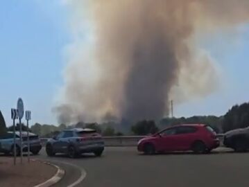 M&aacute;s de un millar de vecinos confinados por un incendio forestal en Mont-roig del Camp (Tarragona)