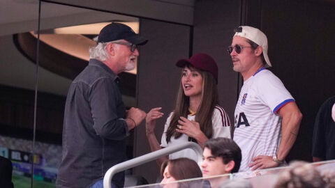 David Fincher hablando con Penélope Cruz y Brad Pitt durante el partido de España en el Mundial