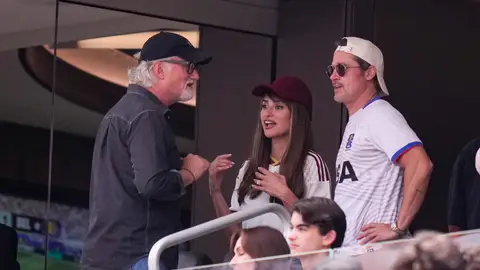 David Fincher hablando con Penélope Cruz y Brad Pitt durante el partido de España en el Mundial David Fincher hablando con Penélope Cruz y Brad Pitt durante el partido de España en el Mundial