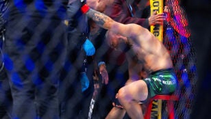 Connor McGregor tras lesionarse ante Max Holloway