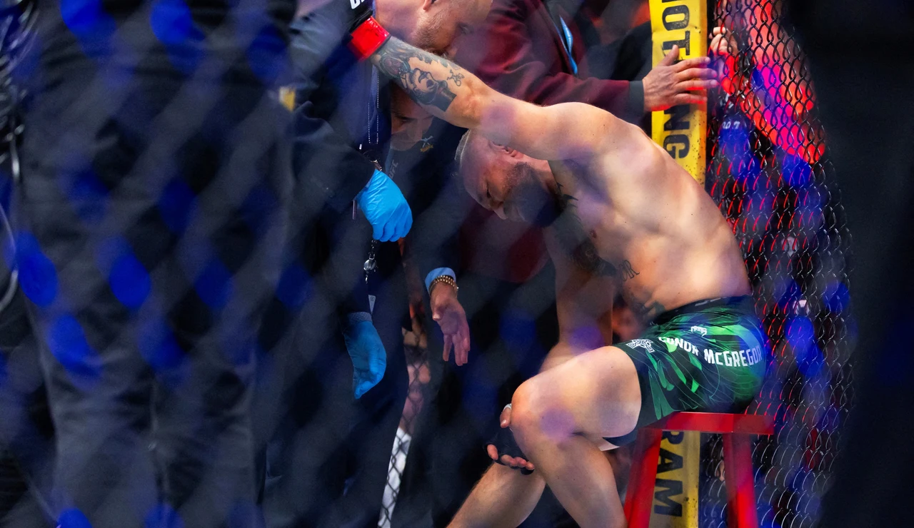 Connor McGregor tras lesionarse ante Max Holloway