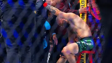 Connor McGregor tras lesionarse ante Max Holloway Connor McGregor tras lesionarse ante Max Holloway