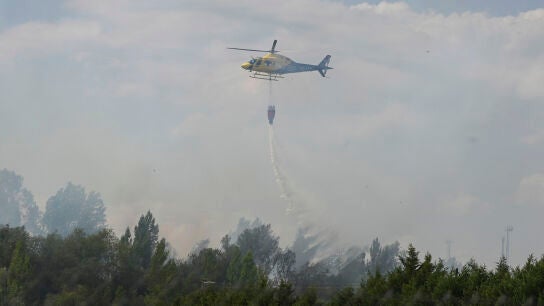 Un helic&oacute;ptero en labores de extinci&oacute;n del Incendio declarado este domingo en la localidad de Villaquilambre 