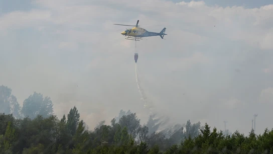 Un helicóptero en labores de extinción del Incendio declarado este domingo en la localidad de Villaquilambre Un helicóptero en labores de extinción del Incendio declarado este domingo en la localidad de Villaquilambre