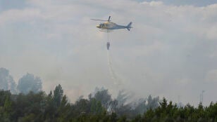 Un helic&oacute;ptero en labores de extinci&oacute;n del Incendio declarado este domingo en la localidad de Villaquilambre 