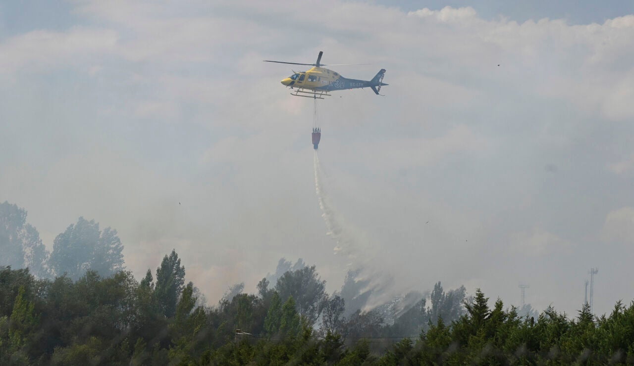 Un helic&oacute;ptero en labores de extinci&oacute;n del Incendio declarado este domingo en la localidad de Villaquilambre 