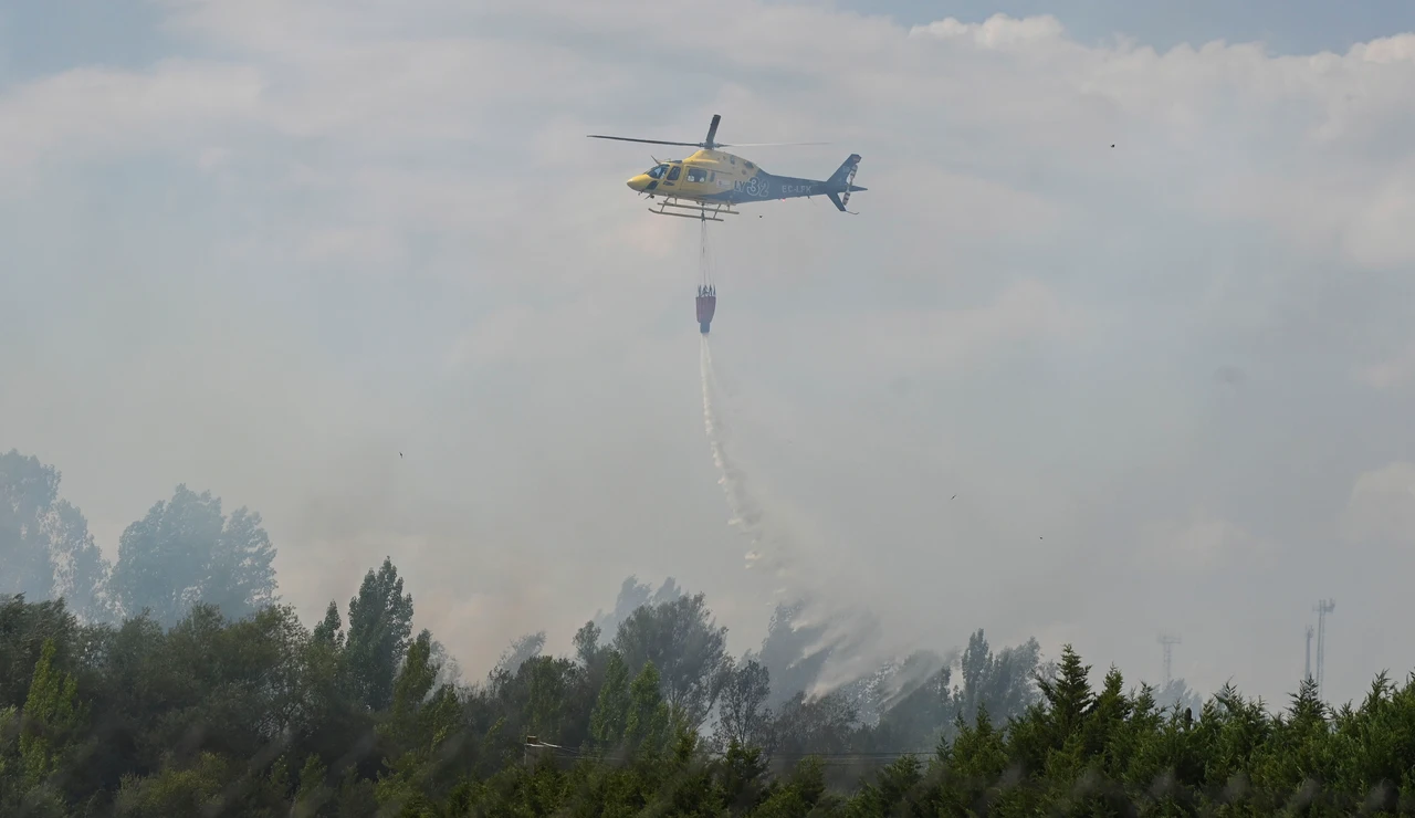 Un helicóptero en labores de extinción del Incendio declarado este domingo en la localidad de Villaquilambre
