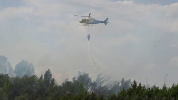 Un helic&oacute;ptero en labores de extinci&oacute;n del Incendio declarado este domingo en la localidad de Villaquilambre 