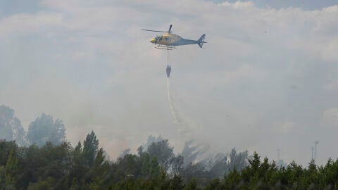 Un helic&oacute;ptero en labores de extinci&oacute;n del Incendio declarado este domingo en la localidad de Villaquilambre 