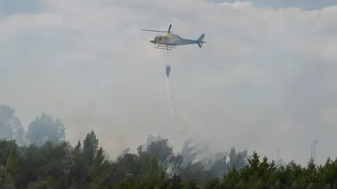 Un helicóptero en labores de extinción del Incendio declarado este domingo en la localidad de Villaquilambre Un helicóptero en labores de extinción del Incendio declarado este domingo en la localidad de Villaquilambre