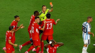 Embolo ve la tarjeta roja ante Argentina en los cuartos de final del Mundial