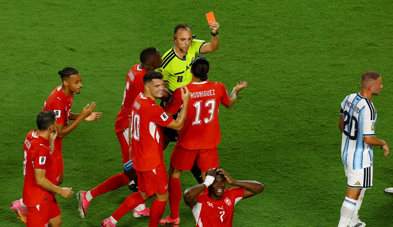 Embolo ve la tarjeta roja ante Argentina en los cuartos de final del Mundial