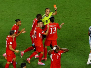 Embolo ve la tarjeta roja ante Argentina en los cuartos de final del Mundial