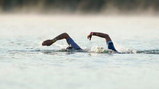 Dos triatletas en la prueba de nataci&oacute;n