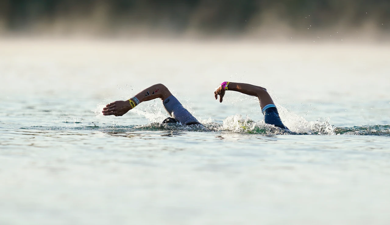 Dos triatletas en la prueba de natación