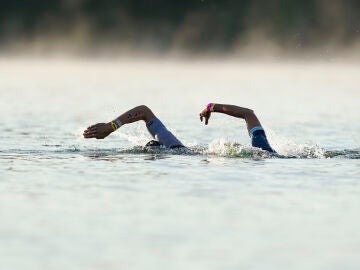 Dos triatletas en la prueba de natación Dos triatletas en la prueba de natación