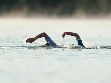 Dos triatletas en la prueba de natación Dos triatletas en la prueba de natación