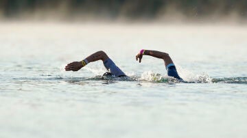 Dos triatletas en la prueba de nataci&oacute;n