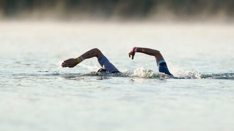Dos triatletas en la prueba de nataci&oacute;n