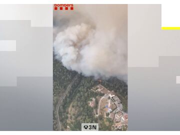 El incendio de Pe&ntilde;arroya obliga a activar el nivel 2 y moviliza a la UME por su cercan&iacute;a al pueblo