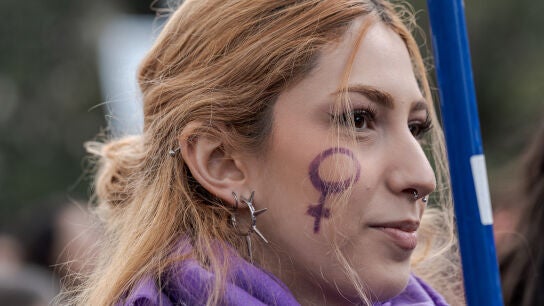 mujer joven manifestacion