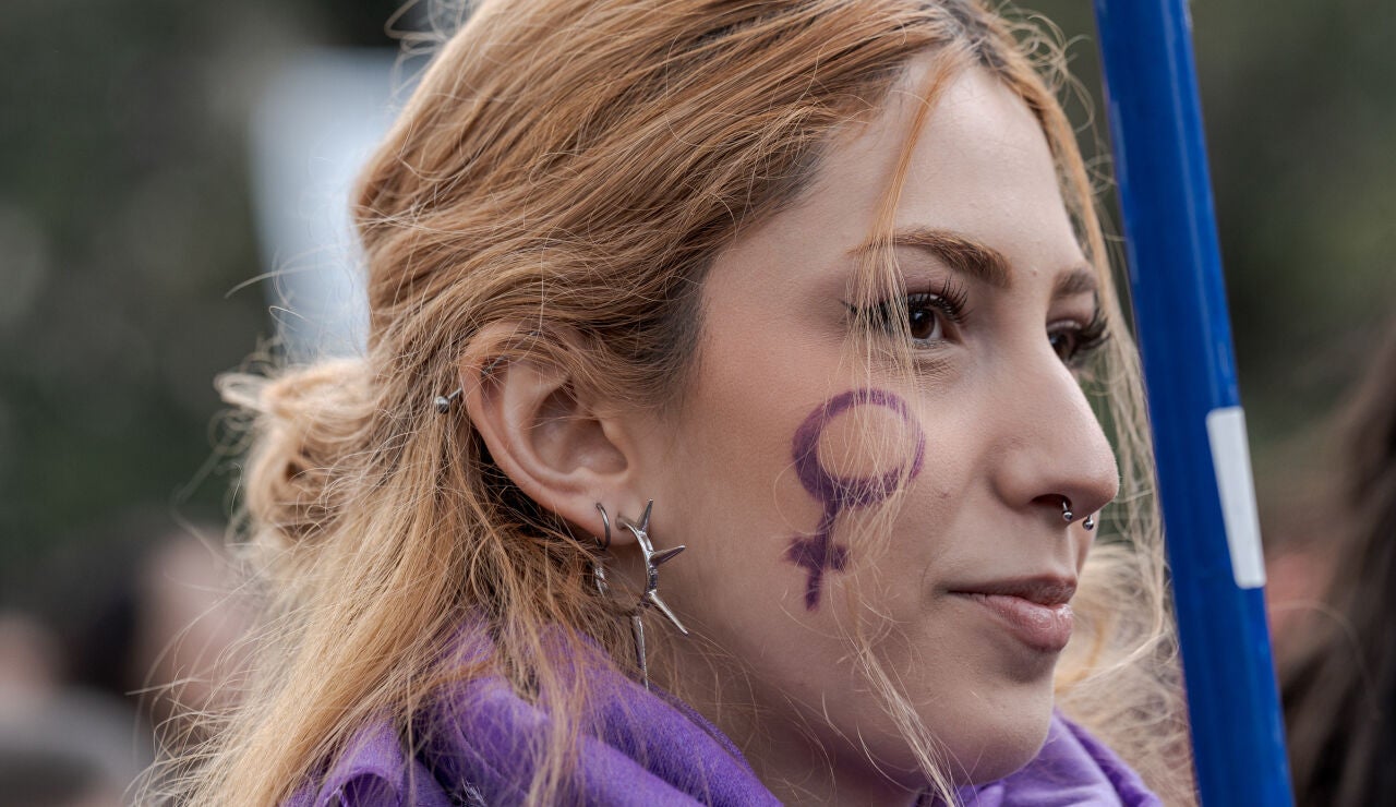 mujer joven manifestacion