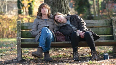 Julianne Nicholson y Kate Winslet en Mare of Easttown