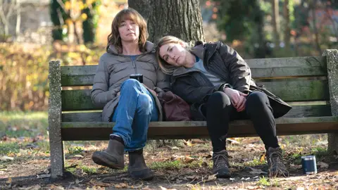Julianne Nicholson y Kate Winslet en Mare of Easttown Julianne Nicholson y Kate Winslet en Mare of Easttown