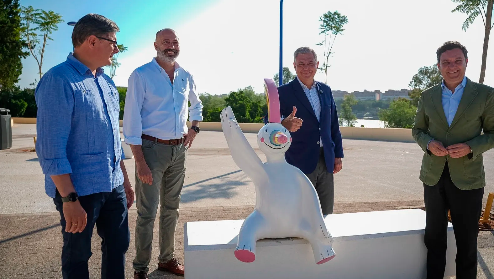 Roban la estatua de Curro instalada hace un mes junto al puente de la ...