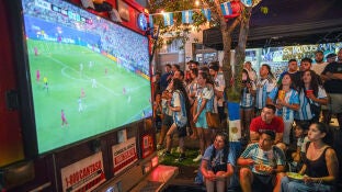 Aficionados argentinos viendo el Argentina-Suiza del Mundial 2026