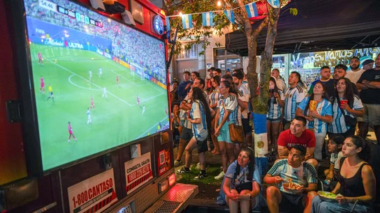 Aficionados argentinos viendo el Argentina-Suiza del Mundial 2026 Aficionados argentinos viendo el Argentina-Suiza del Mundial 2026