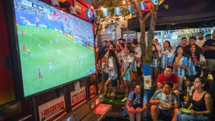Aficionados argentinos viendo el Argentina-Suiza del Mundial 2026