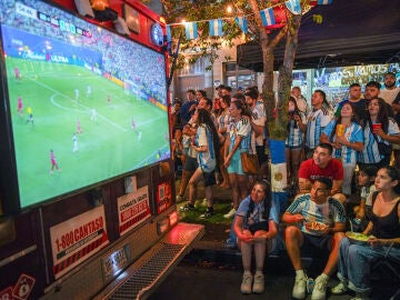 Aficionados argentinos viendo el Argentina-Suiza del Mundial 2026