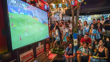 Aficionados argentinos viendo el Argentina-Suiza del Mundial 2026 Aficionados argentinos viendo el Argentina-Suiza del Mundial 2026
