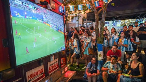 Aficionados argentinos viendo el Argentina-Suiza del Mundial 2026